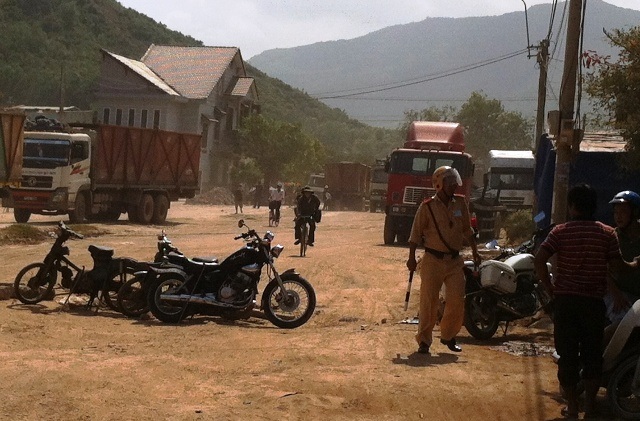 Người dân lấy cả xe máy dựng giữa đường để chặn xe tải