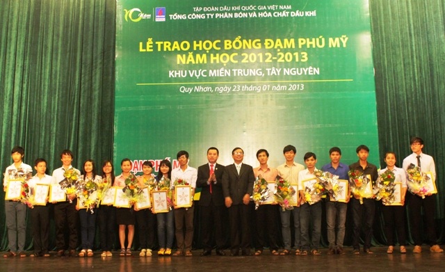 40 sinh viên nghèo học giỏi nhận học bổng Đạm Phú Mỹ.