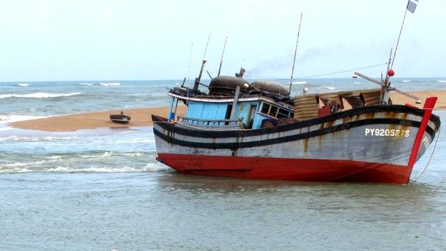 Cửa biển Đà Rằng bị bồi lấp khiến nhiều tàu cá ra vào gặp nhiều khó khăn