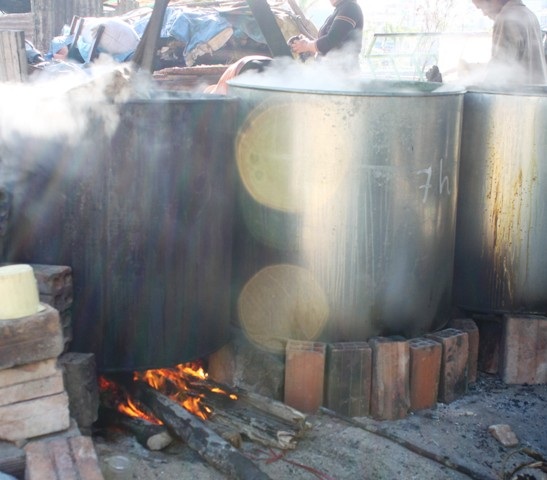 Xón bánh tét đỏ lửa giữa thành phố