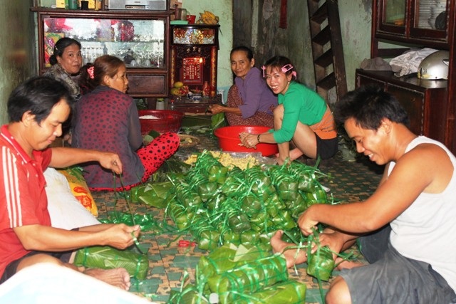 Xóm bánh tét Bàu Sen tất bật ngày cuối năm
