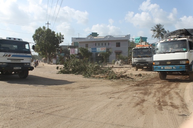 Giao thông bị ùn ứ, đi lại khó khăn vì vật cản