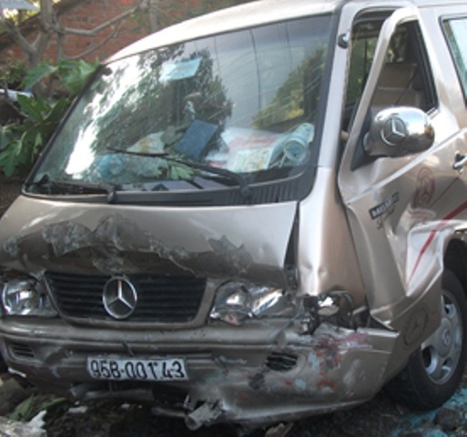 Đầu chiếc xe bị vỡ nát