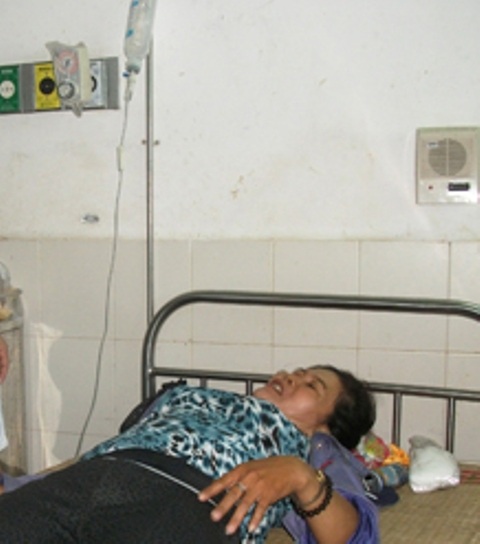 Một trong số các nạn nhân bị thương, đang được cấp cứu trong bệnh viện.