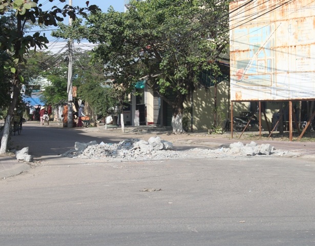 Đổ sà bần ra giữa đường ngăn xe tải.