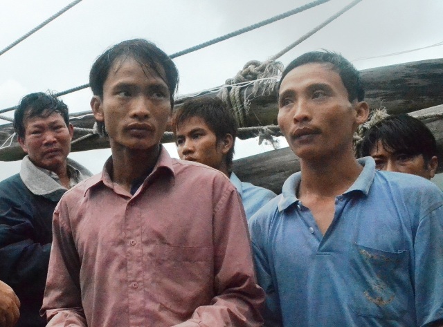 Niềm vui vỡ òa giây phút 7 ngư dân gặp nạn cập bến - 3 Các thuyền viên cập bờ vẫn còn sợ hãi khi đã cập bờ
