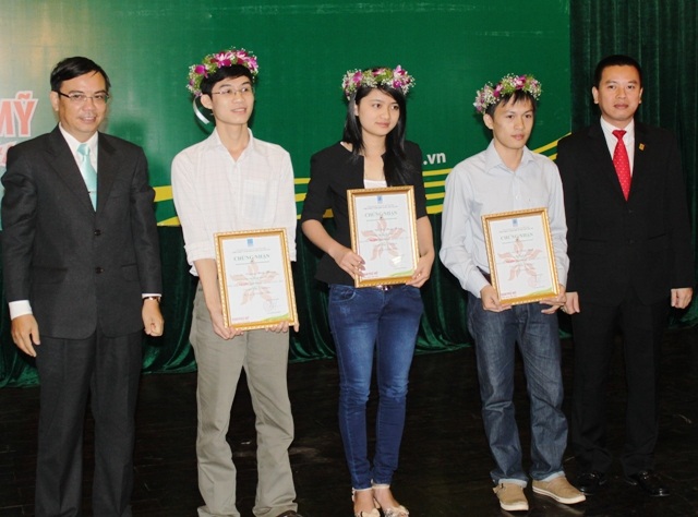 4 sinh viên nhận học bổng Vinh danh 20 triệu đồng/suất.