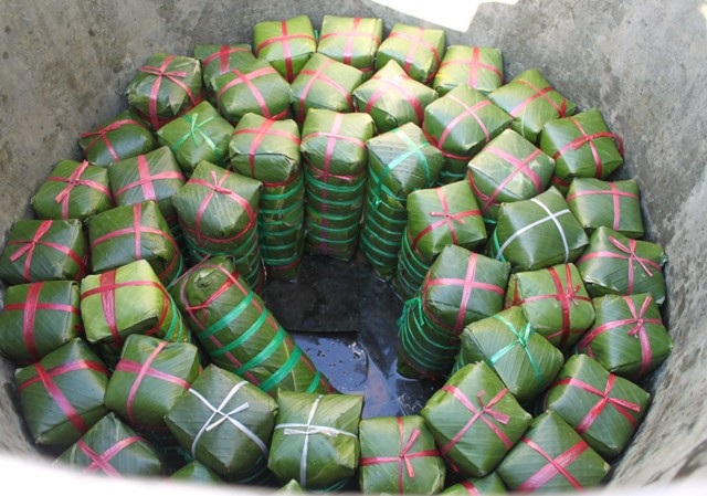 Bánh chuẩn bị được luộc.