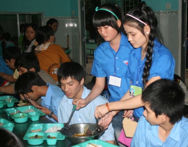 Các bạn SV trường ĐH Quy Nhơn tham gia tình nguyện đem yêu thương đến những trẻ thiệt thòi