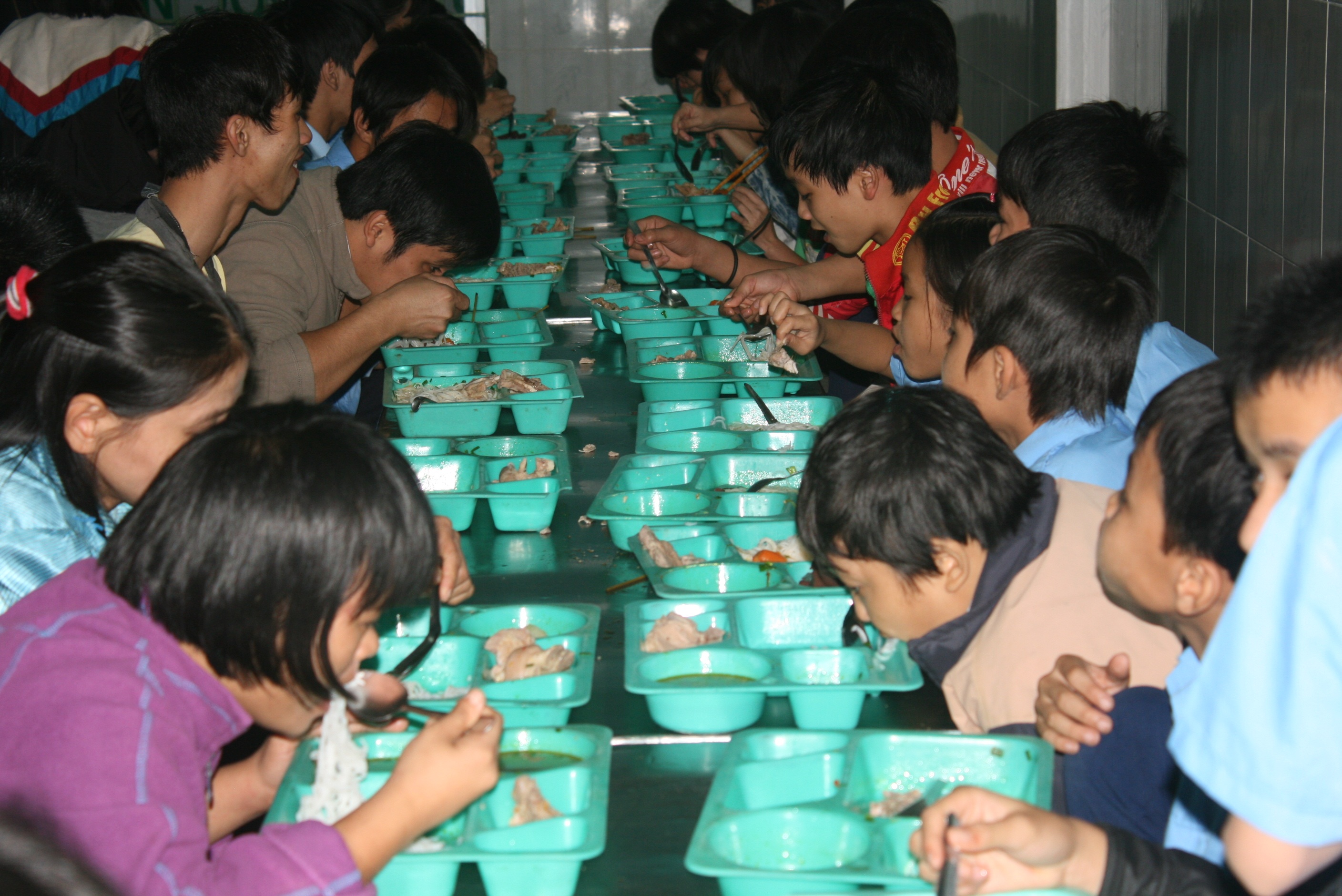 Các em được ăn bữa ăn yêu thương do các nhà hảo tâm nấu cho