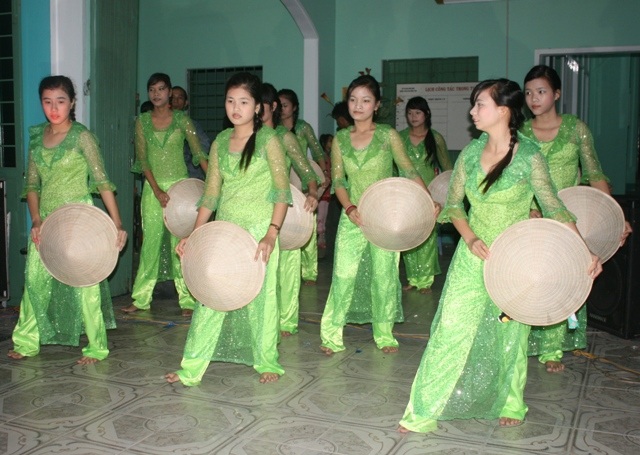 Một tiết mục văn nghệ do chính các em khiếm thính của trung tâm biểu diễn chào đón năm mới