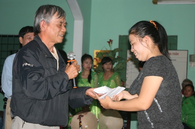 Dịp này các nhà hảo tâm cũng trao tặng quà cho Trung tâm