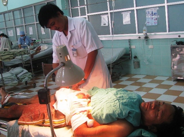 Anh Trung đã được các bác sĩ phẫu thuật nối động mạch thần kinh tay, các gân