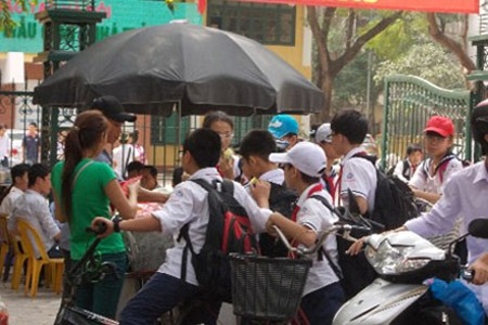 Ăn quà vặt trước cổng trường, 2 học sinh nhập viện - 1 Những quán hàng bán đồ ăn vặt trước cổng trường học thường không đảm bảo vệ sinh an toàn thực phẩm