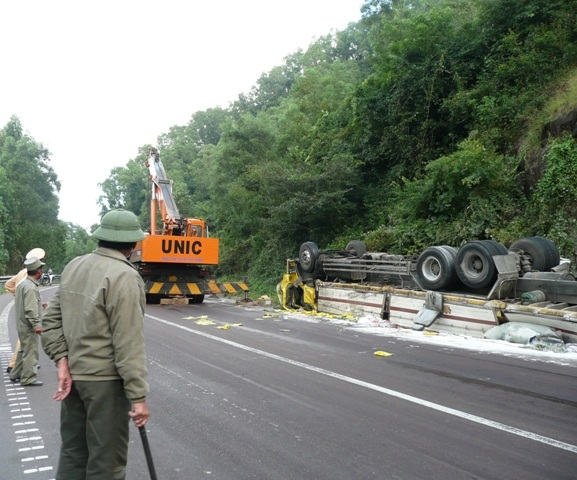 Xe tải đâm vào vách núi, tài xế tử nạn trong cabin - 1 Lực lượng Công an đến bảo về hiện trường xử lý vụ việc