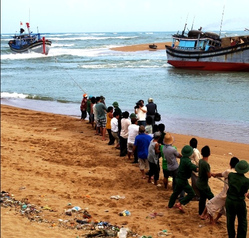 Bộ đội biên phòng cùng người dân nỗ lực cứu tàu gặp nạn