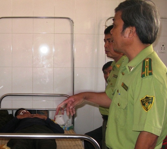 Lãnh đạo cơ quan đến bệnh viện thăm hỏi anh Phương