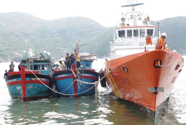 12 ngư dân gặp nạn trên biển được đưa vào bờ an toàn