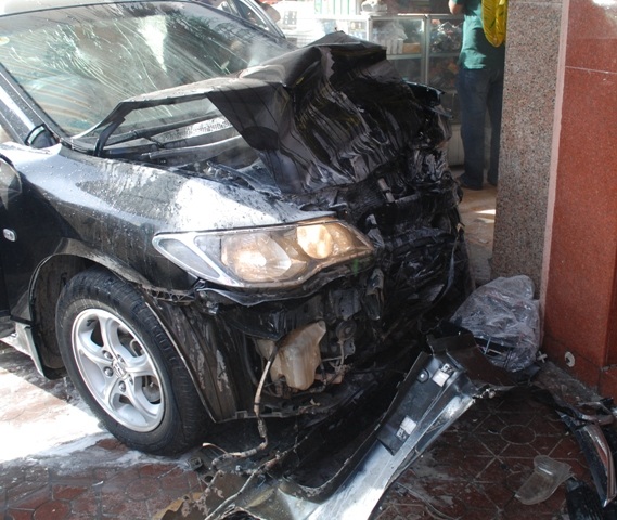 Phần đầu chiếc Honda Civic bị hư hỏng gần như hoàn toàn