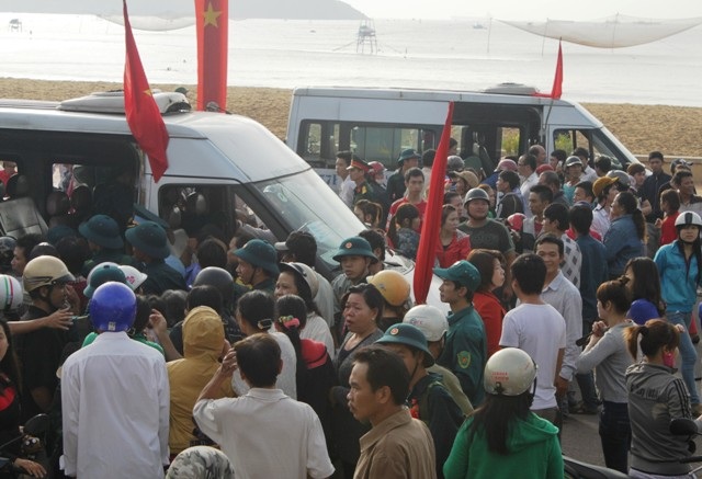 Hai anh em sinh đôi Quốc và Khánh háo hức trước giờ lên đường