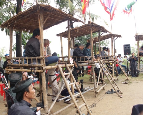 Hội bài chòi luôn thu hút các vị bô lão người có tuổi tham gia