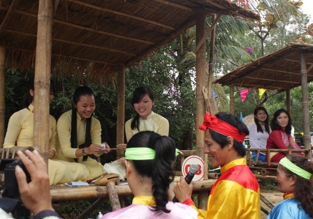 Người thắng cuộc sẽ được mời rượu lộc chúc cho một năm mới may mắn, như ý