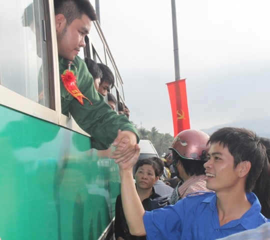 Hai anh em sinh đôi Quốc và Khánh háo hức trước giờ lên đường