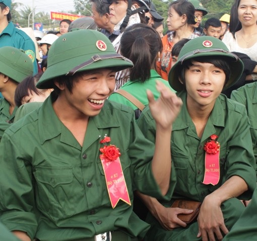 Hai anh em sinh đôi Quốc và Khánh háo hức trước giờ lên đường