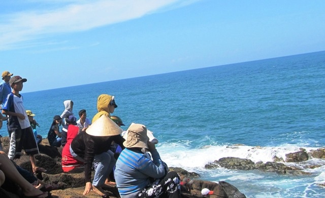 Người thân và người dân đứng trên bờ ngóng trông ra biển