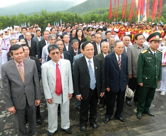 Nô nức lễ kỷ niệm 48 năm chiến thắng Đèo Nhông - Dương Liễu - 2 Một phút tưởng niệm