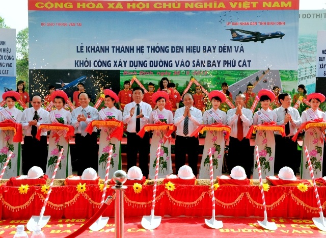 Khánh thành hệ thống đèn bay đêm và khởi công đường vào sân bay Phù Cát (Bình Định).
