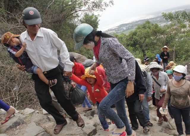 Nhiều gia đình cả vợ con đèo bồng nhau lên chùa