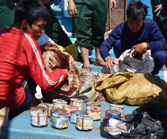 Khối lượng thuốc nổ, kíp nổ bị phát hiện trên tàu cá của ông Lắm cùng 15 ngư dân