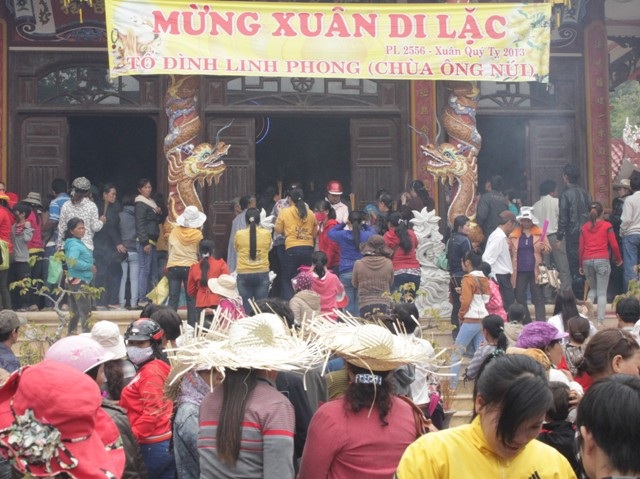 Nhiều cụ ông tuổi đã cao nhưng vẫn leo lên tận đỉnh núi Bà nơi ngôi chùa tọa lạc để cầu may