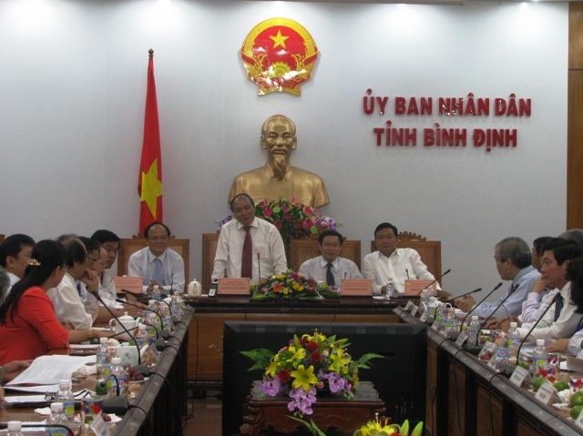 Phó Thủ tướng Chính phủ Nguyễn Xuân Phúc (đứng giữa) có buổi làm việc với lãnh đạo tỉnh Bình Định