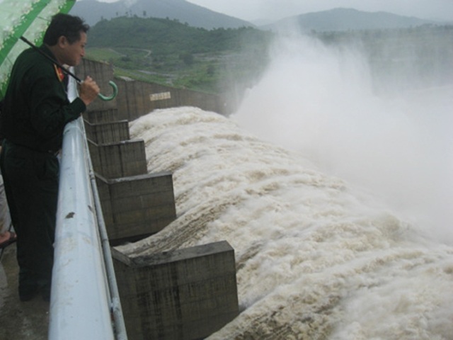 Các dự án thủy điện đã lấy đi hàng ngàn hecta rừng đầu nguồn, phòng hộ... đang là nỗi lo cho dân