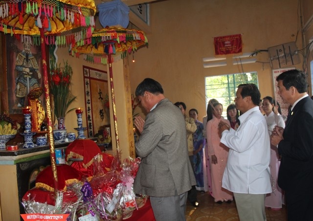 Các đồng chí lãnh đạo tỉnh, huyện, đại diện các ban ngành dâng hương