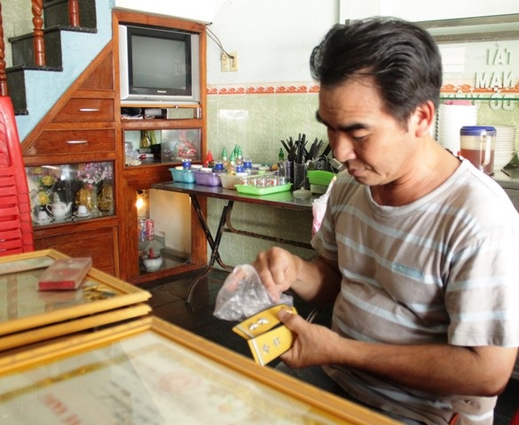 Anh Lê Minh Thoa xem lại những kỷ vật trong trận hải chiến Gạc Ma ngày 14/3/1988