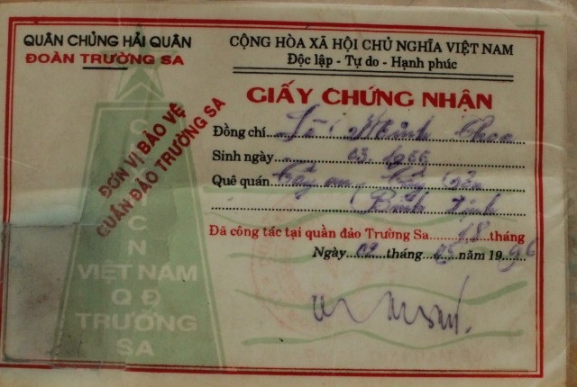 Anh Lê Minh Thoa xem lại những kỷ vật trong trận hải chiến Gạc Ma ngày 14/3/1988