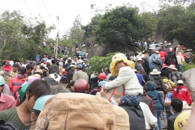 Người lên chùa ngày một đông