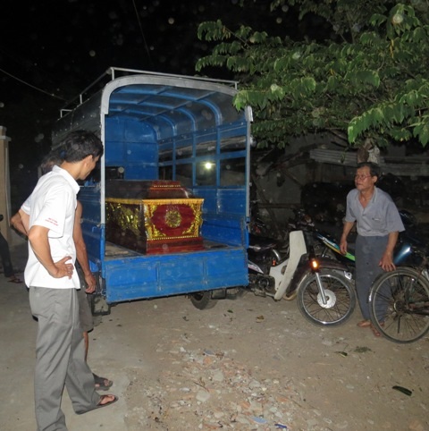 Người dân và chính quyền địa phương hỗ trợ tổ chức đưa nạn nhân về nơi an nghỉ cuối cùng
