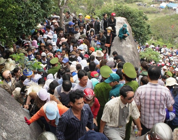 Chen chân lên chùa