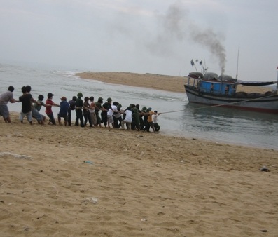 Ngư dân tham gia kéo tàu mắc cạn ở của biển Đà Rằng - Phú Yên (ảnh minh họa)