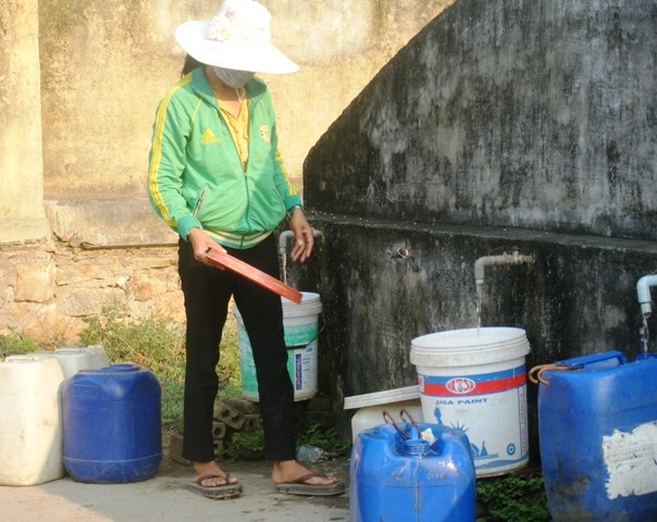 Người dân xã Phước Thắng đi mua từng can nước máy để dùng