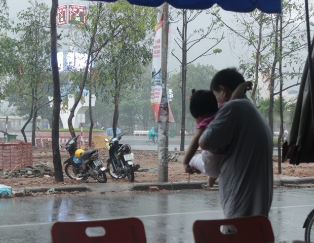 Vui sướng đón nhận trận mưa hiếm hoi