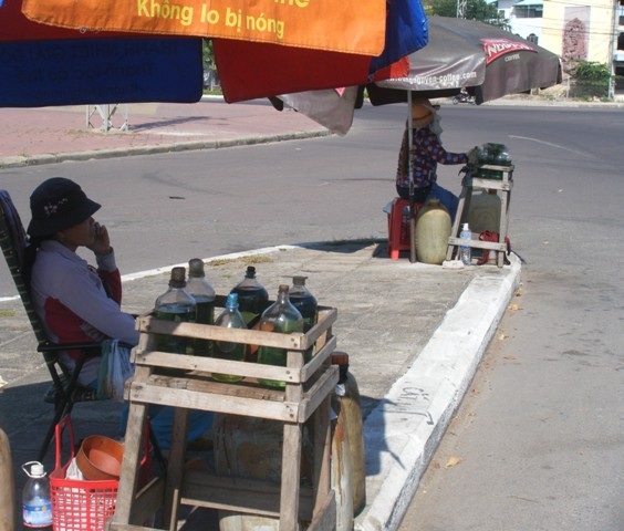 Người lao động quay quắt vì nắng nóng