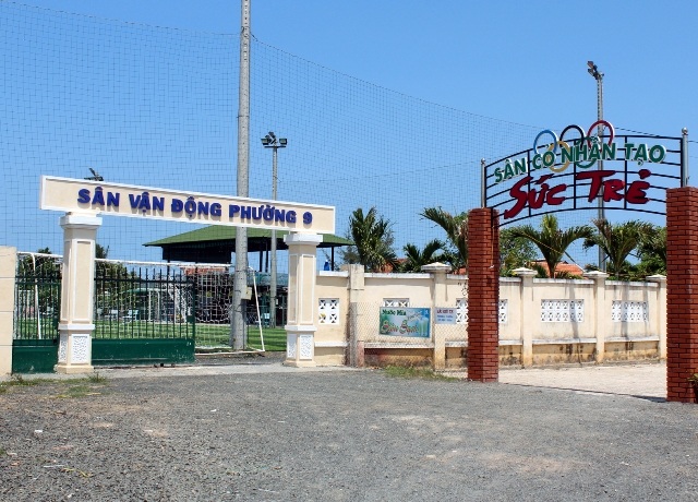 "Điểm mặt" 4 cơ quan, đơn vị dùng đất công để kinh doanh - 1 Sân vận động phường 9 biến thành sân cỏ nhân tạo mini có thu tiền của tư nhân