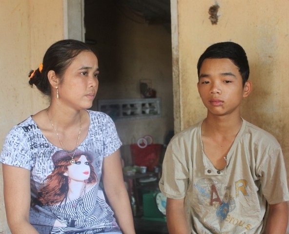 Chị Bé - mẹ em Tuấn bức xúc kể lại sự việc.