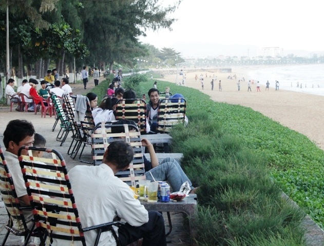Quán nước dọc bãi biển Quy Nhơn hút khách