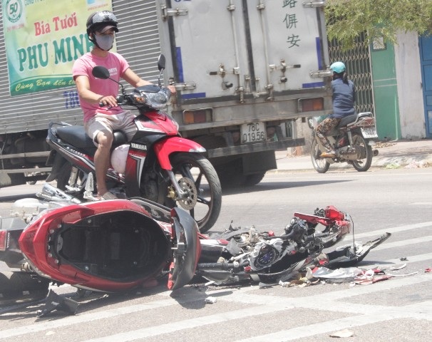 Chiếc xe máy Air Blade bị xe tải nghiền nát